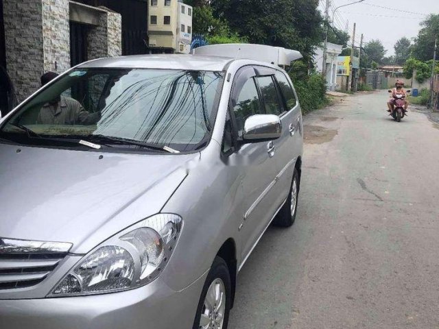 Gia đình bán Toyota Innova 2010, màu bạc 0