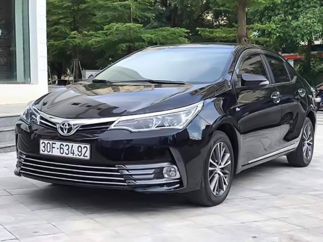 Cần bán lại Toyota Corolla Altis 1.8G đời 2018, màu đen