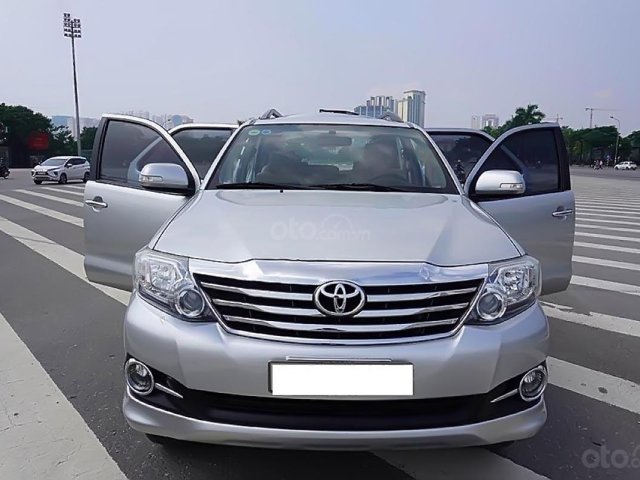 Bán Toyota Fortuner V 2015, màu bạc, chính chủ