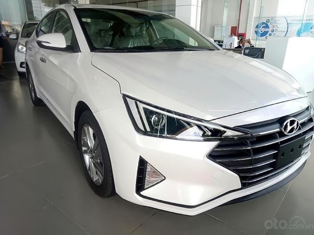 Bán xe Hyundai Elantra sản xuất 2019, màu trắng0