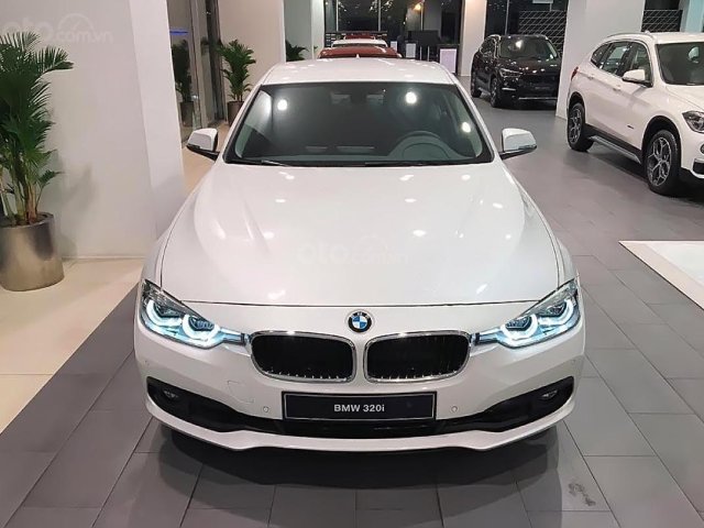 Bán BMW 320i sản xuất năm 2019, màu trắng, nhập khẩu 