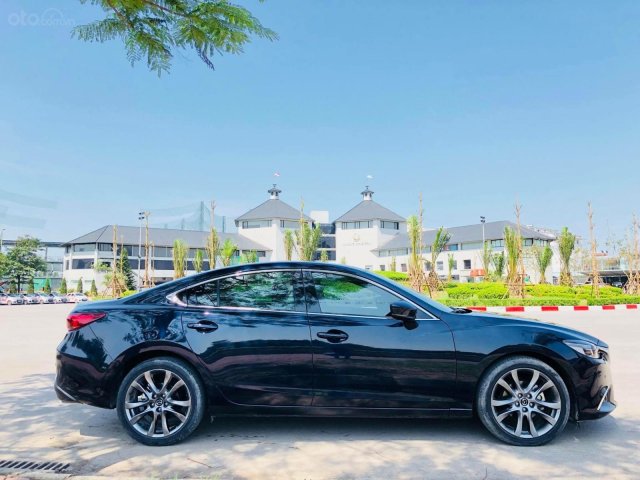 Bán gấp Mazda 6 Premium năm sản xuất 2019, màu đen, giá siêu tốt0