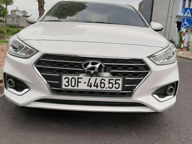 Cần bán Hyundai Accent đời 2018, màu trắng, số sàn0