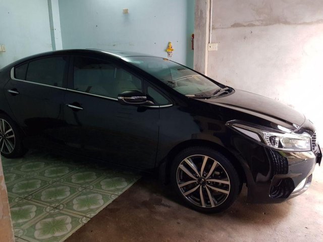 Bán Kia Cerato 1.6AT đời 2016, màu đen xe gia đình