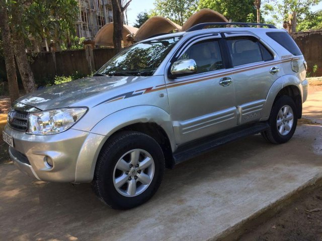 Bán Toyota Fortuner năm 2010, màu bạc số sàn, 565 triệu