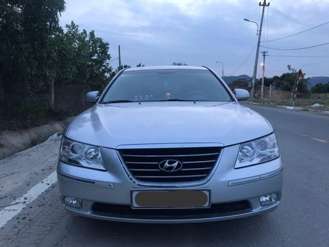 Cần bán gấp Hyundai Sonata 2009, màu bạc còn mới0