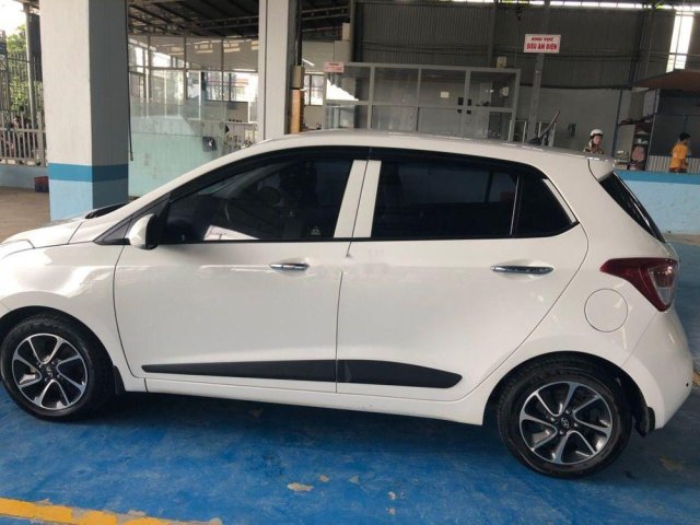 Cần bán Hyundai Grand i10 2017, màu trắng đẹp như mới0