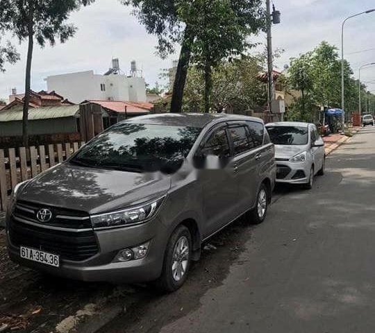 Bán Toyota Innova đời 2017, màu xám