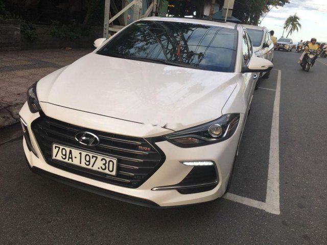 Cần bán lại xe Hyundai Elantra năm 2018, màu trắng, 690tr0