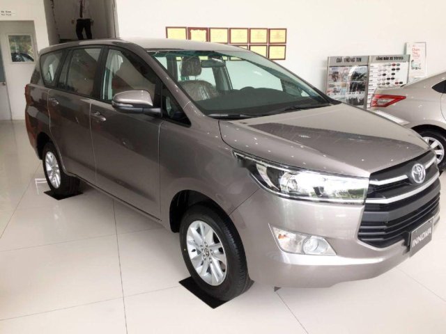 Cần bán Toyota Innova 2.0 E sản xuất 2019, xe giá thấp, giao nhanh toàn quốc0