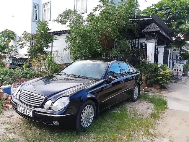 Cần bán gấp Mercedes E200 sản xuất 2004, màu đen, xe nhập0