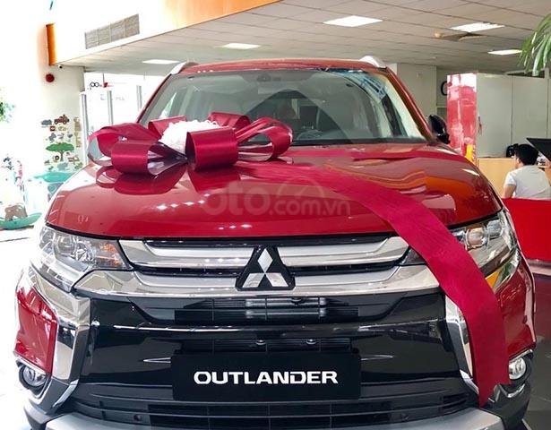 Bán xe Mitsubishi Outlander 2.0 CVT năm 2019, màu đỏ