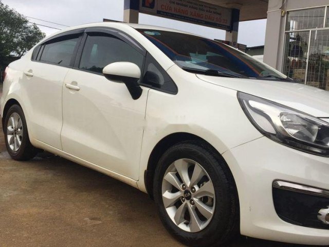 Cần bán xe Kia Rio MT năm sản xuất 2017, màu trắng, xe nhập xe gia đình, giá tốt