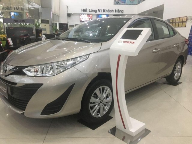 Cần bán xe Toyota Vios 2019, màu vàng0