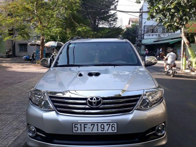 Cần bán Toyota Fortuner đời 2016, màu bạc0