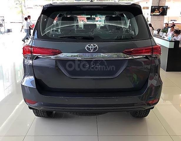 Bán Toyota Fortuner 2.8V 4x4 AT sản xuất năm 2019, màu xám0