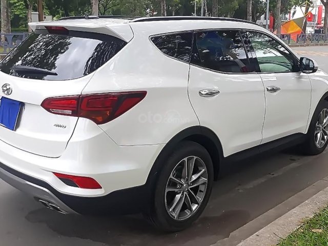 Cần bán Hyundai Santa Fe sản xuất 2018, màu trắng
