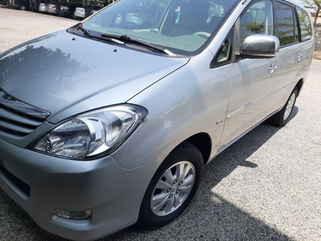 Cần bán Toyota Innova 2010, màu bạc, số sàn0