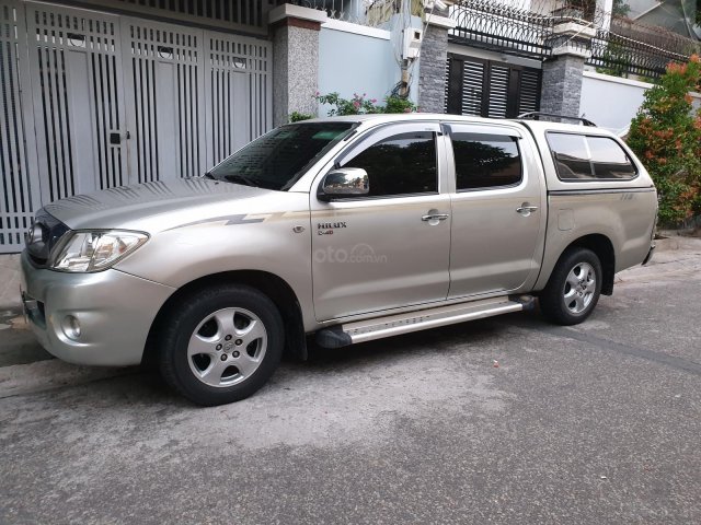 Cần bán gấp Toyota Hilux E 2010, màu bạc, nhập khẩu nguyên chiếc 0