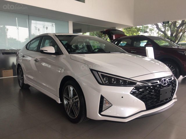 Bán xe Hyundai Elantra 2019 có sẵn, giảm ngay 30Tr tiền mặt và tặng dán phim chính hãng0