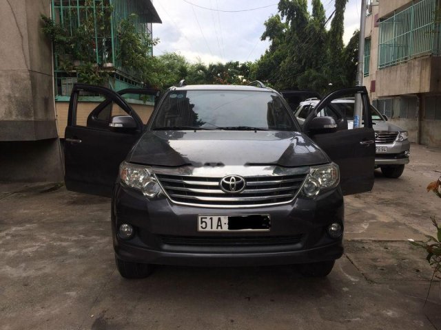 Gia đình bán Toyota Fortuner năm 2013, màu xám 