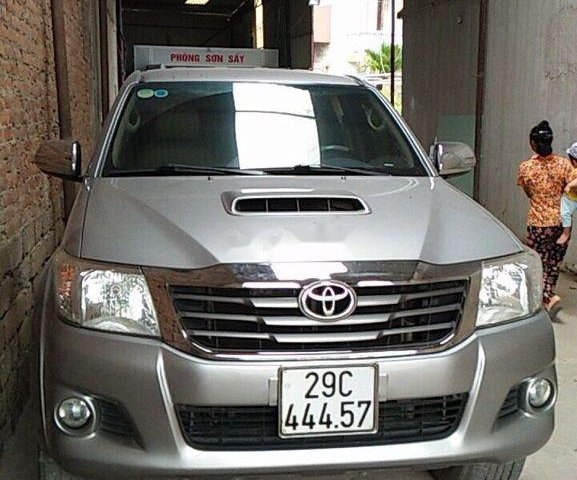 Cần bán lại xe Toyota Hilux MT năm 2014, màu bạc 