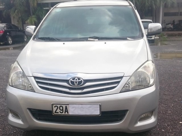 Bán xe Innova đời 2011, số sàn, màu bạc, biển số Hà Nội