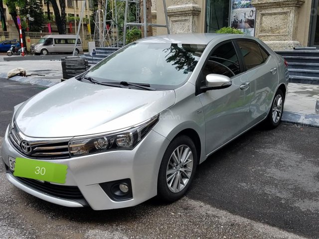 Cần bán Corolla Altis 1.8G 2015 màu bạc như mới