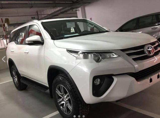 Cần bán Toyota Fortuner năm 2017, màu trắng0