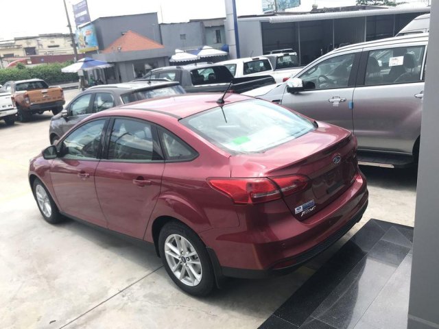 Bán Ford Focus Trend 4D năm 2019, màu đỏ, mới 100%