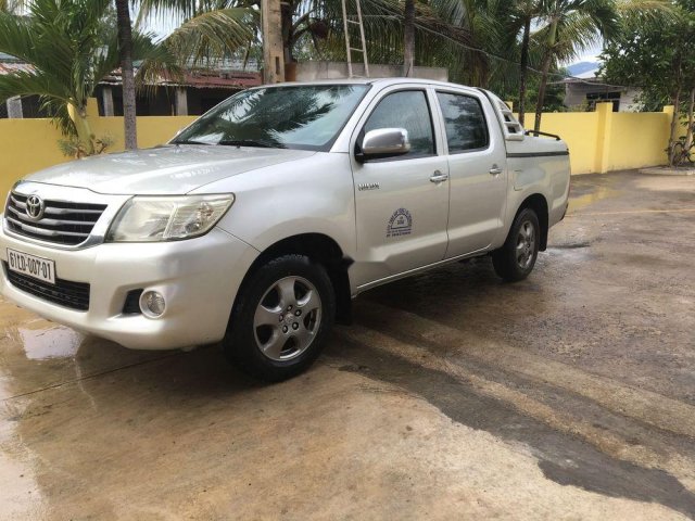 Cần bán gấp Toyota Hilux đời 2012, màu bạc, nhập khẩu nguyên chiếc, chính chủ