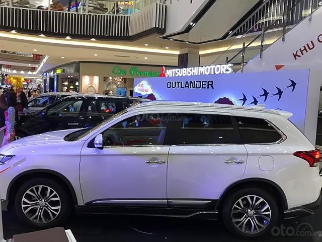 Bán xe Mitsubishi Outlander đời 2019, màu trắng giá cạnh tranh