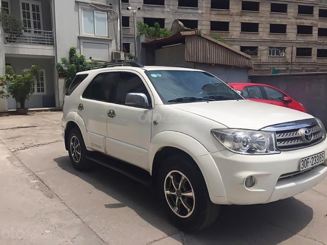 Cần bán Toyota Fortuner năm 2011, màu trắng, xe còn mới  0