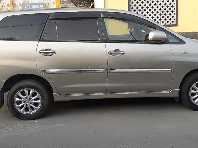 Gia đình bán Toyota Innova 2.0E năm 2014, màu vàng cát