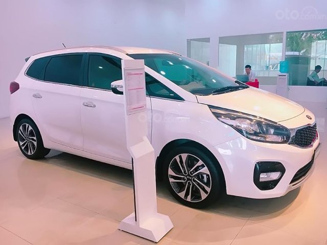 Bán ô tô Kia Rondo 2.0 GAT Delu đời 2019, màu trắng0