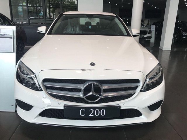 Bán Mercedes C200 đời 2019, màu trắng0