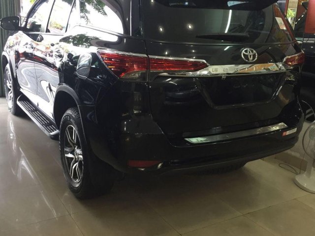 Gia đình bán Toyota Fortuner 2017, màu đen, nhập khẩu  