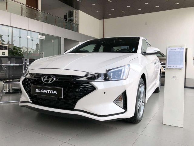 Bán Hyundai Elantra 2019, màu trắng giá cạnh tranh0