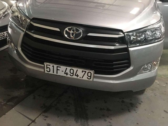 Bán Toyota Innova năm sản xuất 2017, màu bạc giá cạnh tranh0