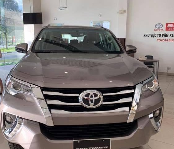 Cần bán xe Toyota Fortuner đời 2019, màu xám