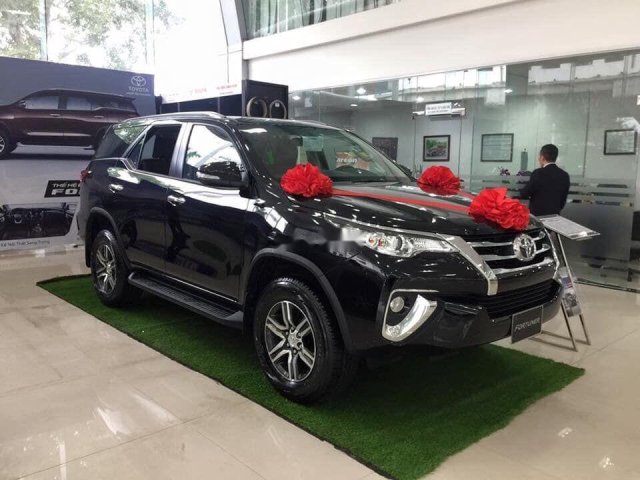 Bán Toyota Fortuner đời 2019, màu đen0