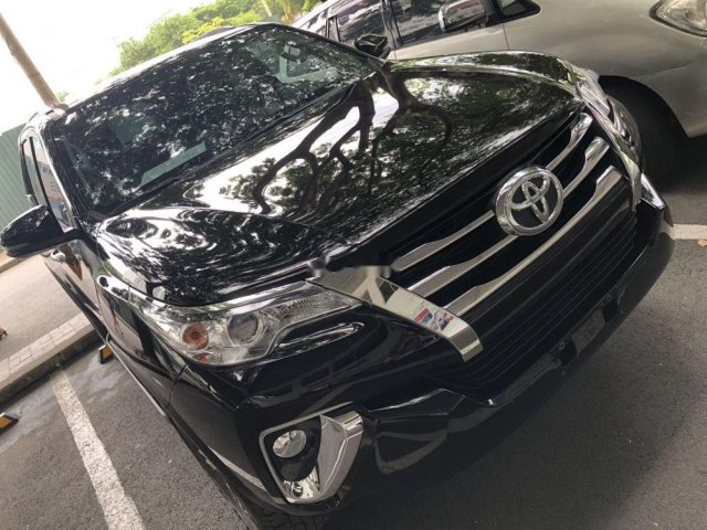 Bán Toyota Fortuner năm 2019, màu đen0