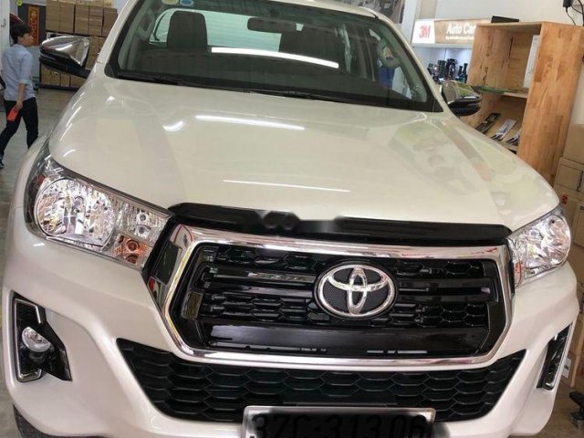 Cần bán Toyota Hilux sản xuất năm 2018, màu trắng, giá tốt0