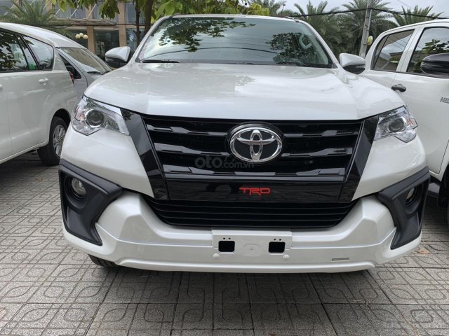 Bán trả góp xe Toyota Fortuner TRD 2019 màu trắng tại Toyota Tây Ninh0