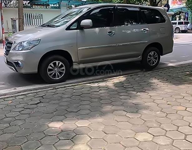 Bán Toyota Innova 2.0E năm 2013, màu vàng, chính chủ 