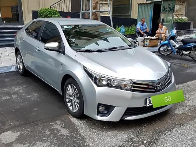 Cần bán Toyota Corolla Altis năm 2015, màu bạc như mới 