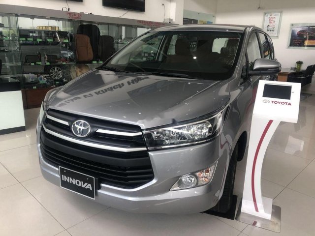 Cần bán xe Toyota Innova năm 2019, màu xám0