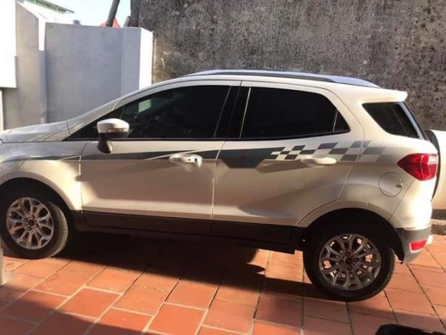 Cần bán xe Ford EcoSport năm sản xuất 2016, màu trắng0