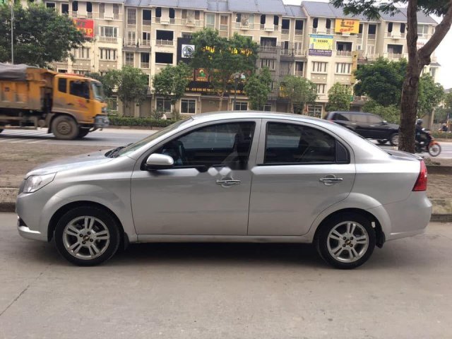 Gia đình bán Chevrolet Aveo 2015, màu bạc0