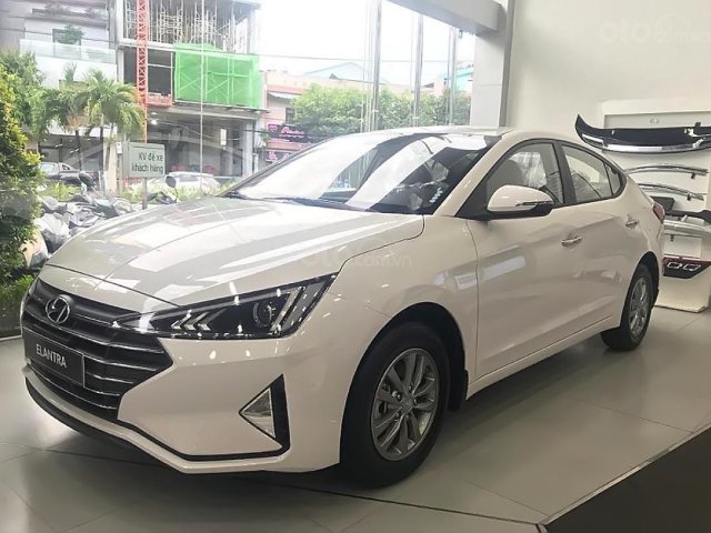 Cần bán Hyundai Elantra 1.6 MT 2019, màu trắng, giá tốt